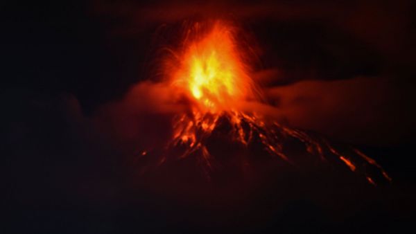Impactantes imágenes de la erupción del volcán de fuego: Evacúan sectores aledaños
