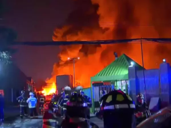 Alerta en Quilicura: incendio de gran magnitud afecta instalaciones de Panimex y moviliza a Bomberos