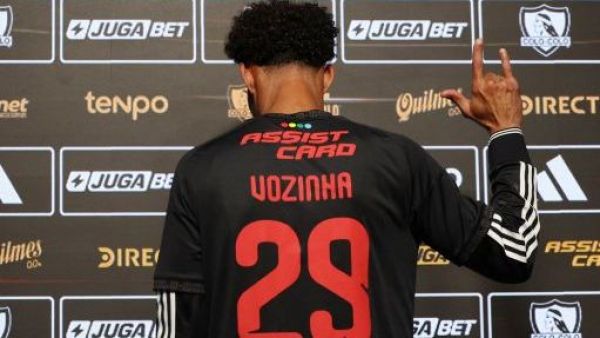 "Aura": Colo Colo sorprende con colección de ropa inspirada en Vozinha
