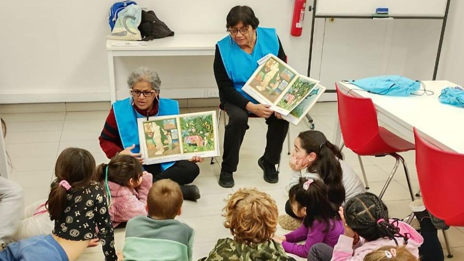 "Leer es Poderoso": Programa liderado por adultos mayores mejora la velocidad lectora de los niños en Chile

