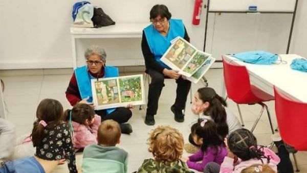 "Leer es Poderoso": Programa liderado por adultos mayores mejora la velocidad lectora de los niños en Chile
