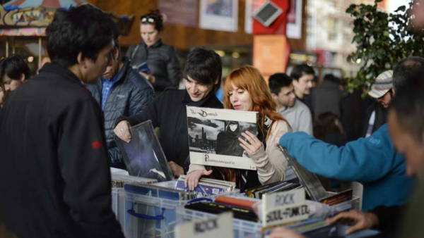 Día del Vinilo 2026 celebrará fabricación chilena del formato 7”
