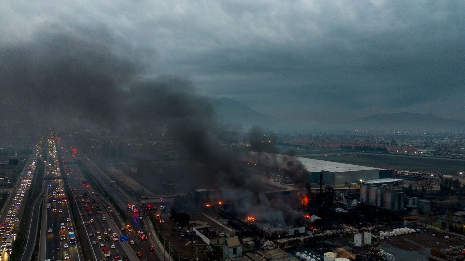 Incendios previos y papeles mojados: La serie de irregularidades de empresa química siniestrada en Quilicura
