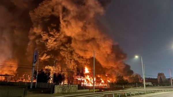 "Para no exponer sus vidas": Alcaldesa de Quilicura anuncia crítica medida de bomberos por incendio en fábrica