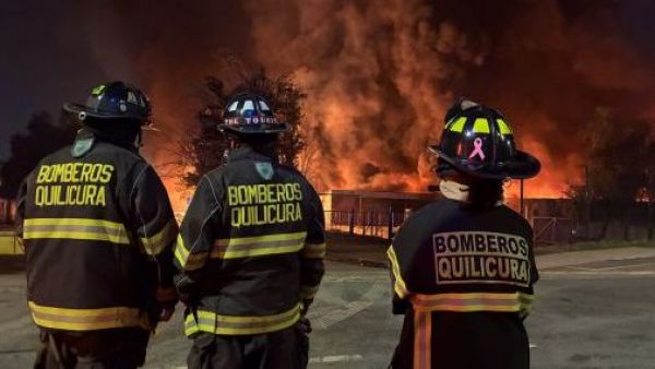 Suspenden clases en Quilicura debido a incendio en fábrica
