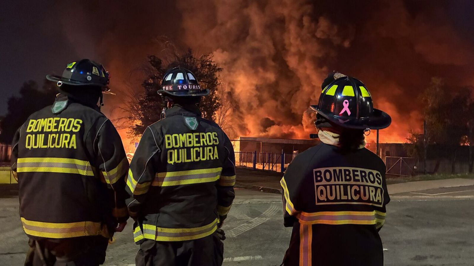 Suspenden clases en Quilicura debido a incendio en fábrica
