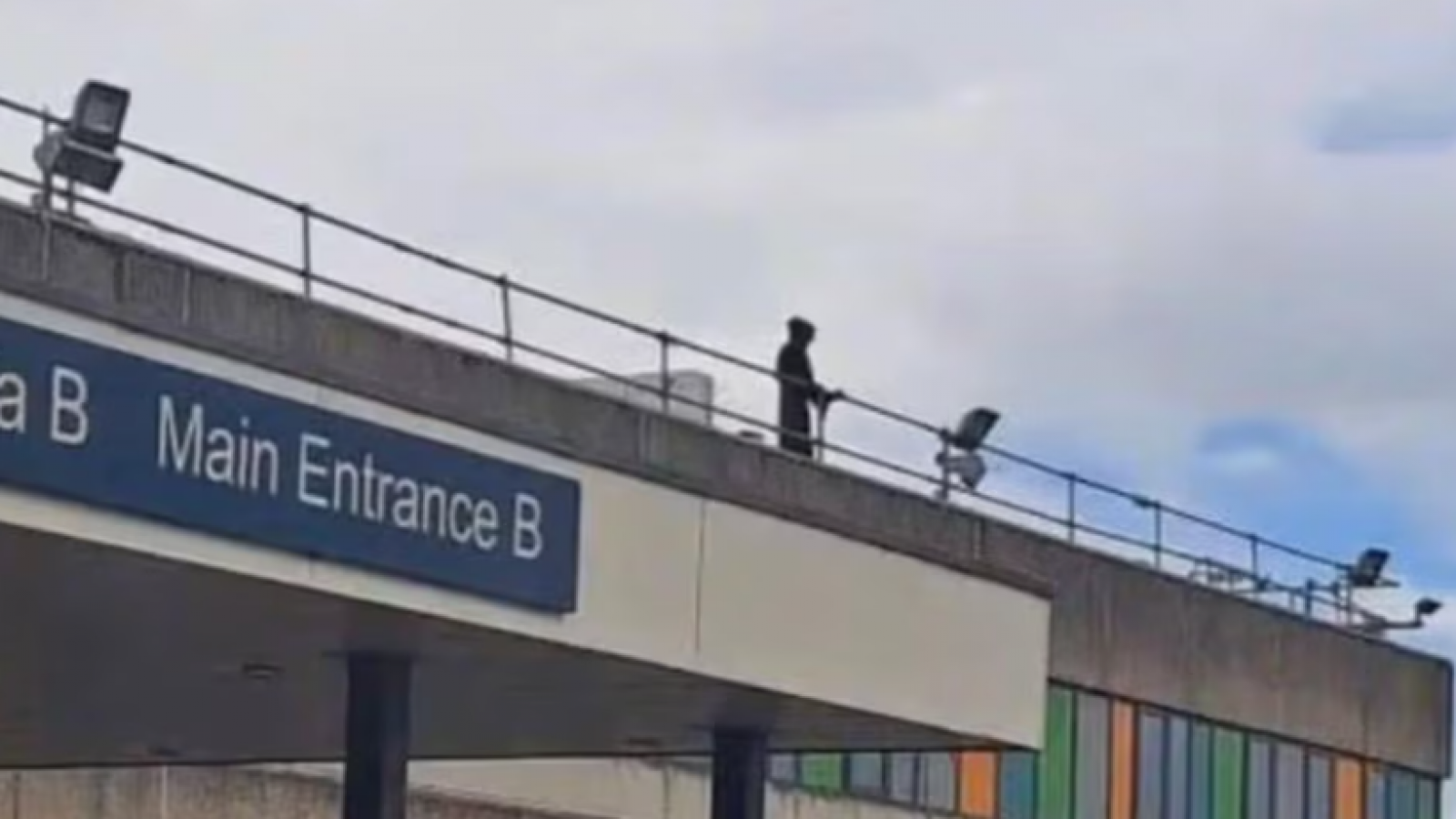 Detienen a hombre disfrazado de "la muerte" que asustaba a pacientes de hospital
