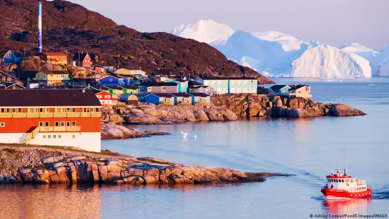 Iceberg gigante se vuelca frente a un pueblo de Groenlandia