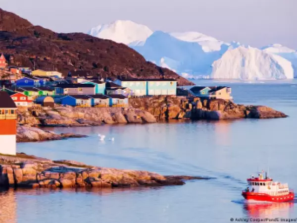Iceberg gigante se vuelca frente a un pueblo de Groenlandia