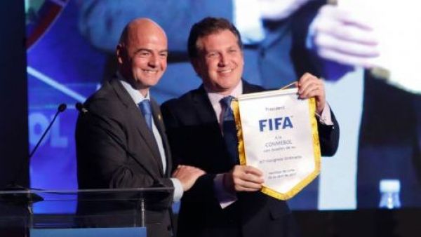 "Primero está el fútbol": El llamado de Conmebol en medio de la crisis en FIFA
