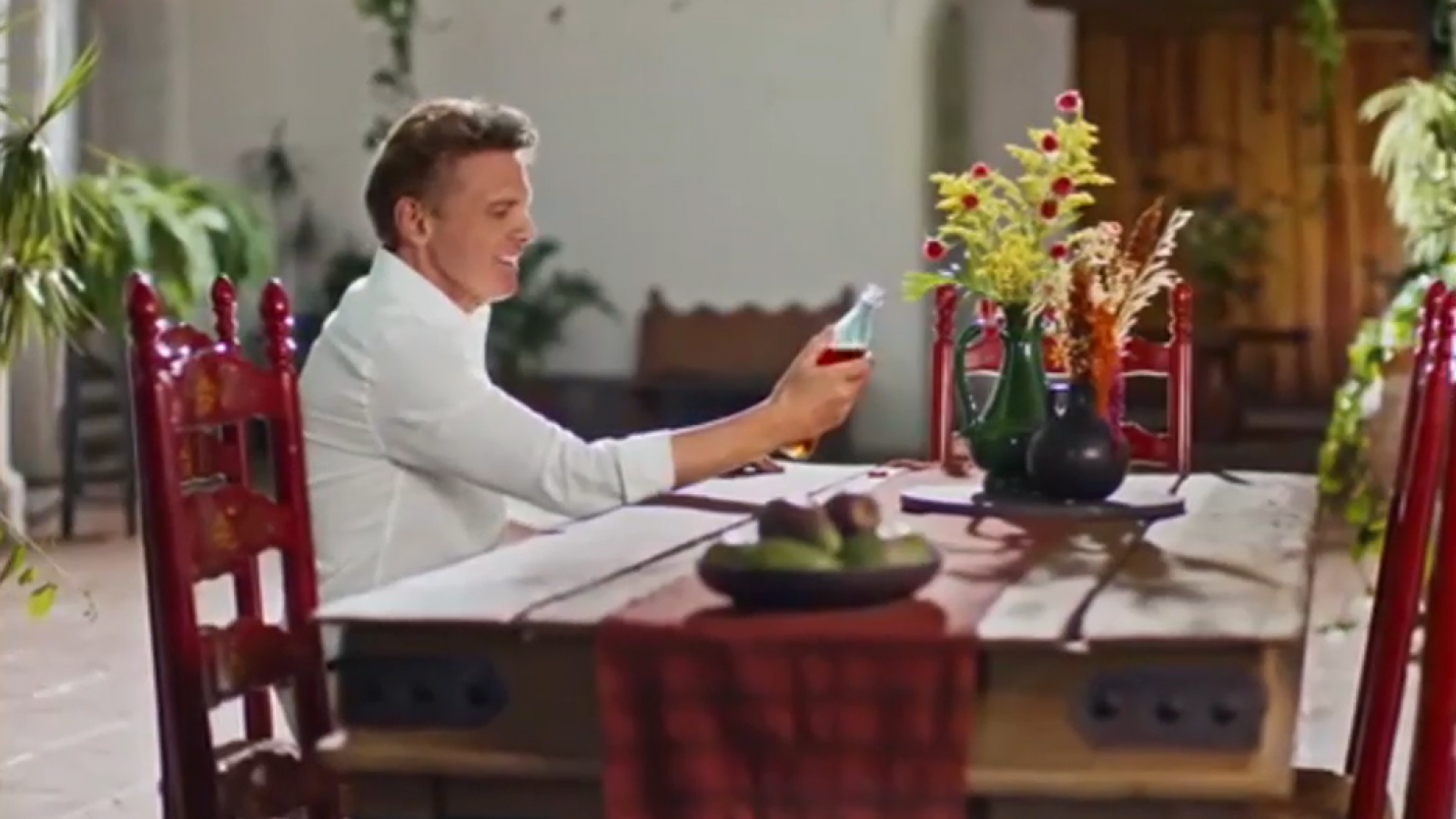 Luis Miguel sorprende y protagoniza publicidad de gaseosa
