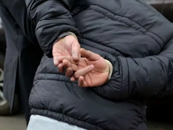Detienen a conviviente de madre y a profesor por presuntos delitos sexuales contra adolescente