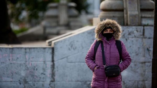 ¡Santiago se congela! Aire polar traerá temperaturas bajo cero y posible aguanieve
