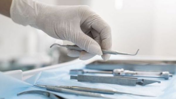 <p>Justicia condena a clínica dental a pagar $15 millones tras extraer una muela por error</p>Justicia condena a clínica dental a pagar $15 millones tras extraer una muela por error

