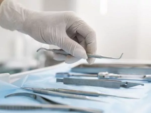 Justicia condena a clínica dental a pagar $15 millones tras extraer una muela por error