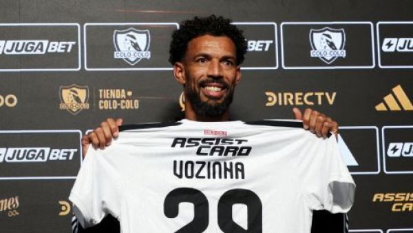 Ya está disponible: El precio de la camiseta que utilizará Vozinha en Colo Colo
