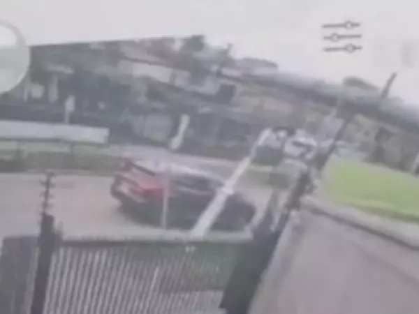 Cámaras captan el momento exacto en que camión derriba poste