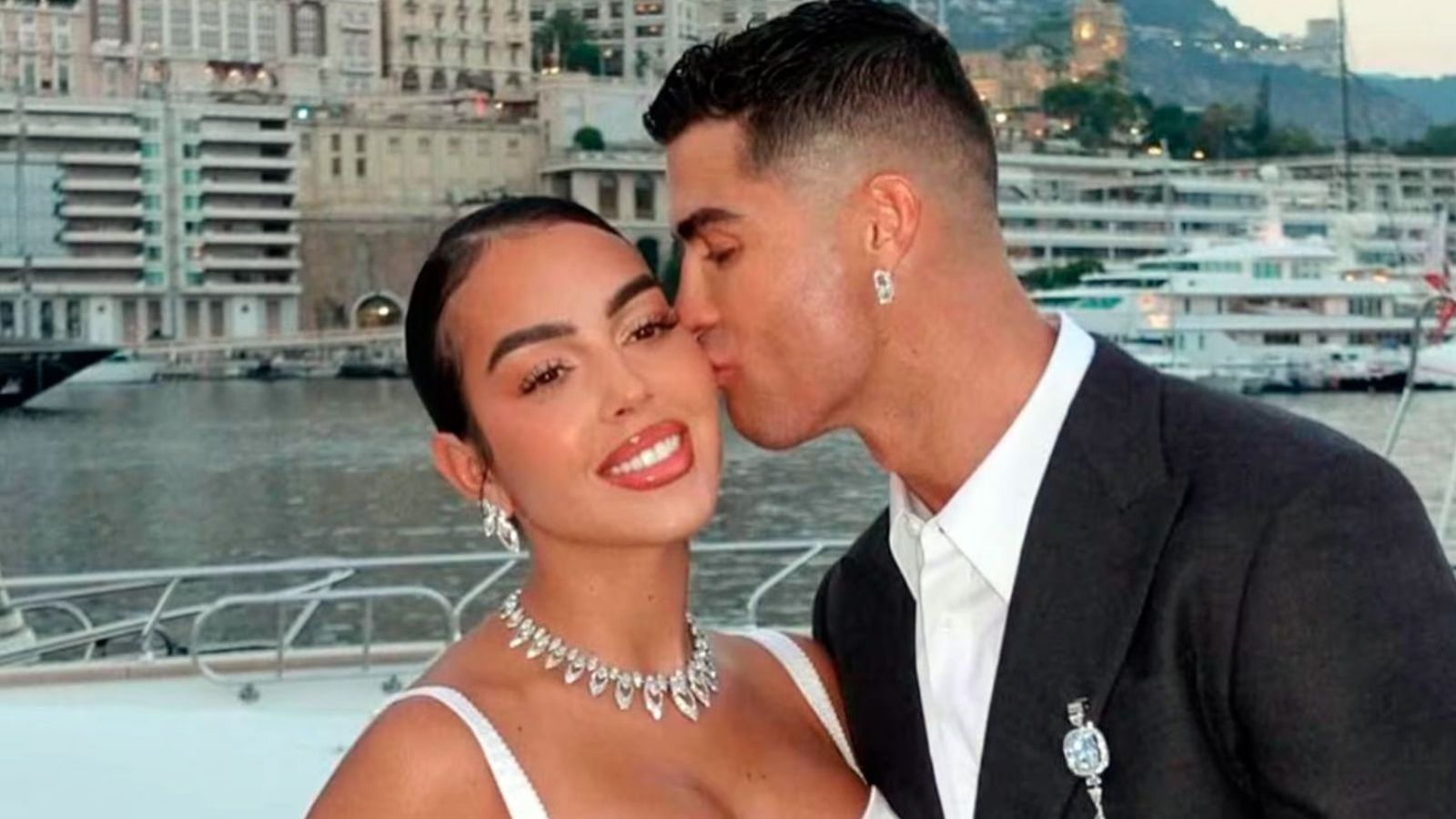 <p>Cristiano Ronaldo y Georgina Rodríguez confirman su matrimonio y mostraron sus anillos</p>
