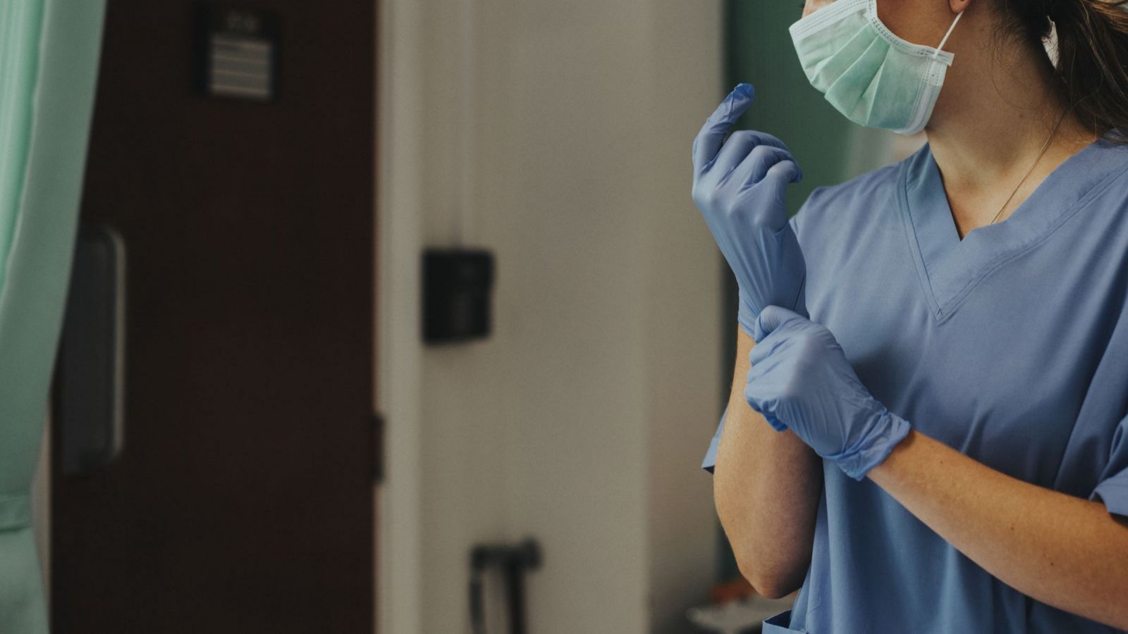 <p>Corte mantiene destitución de enfermera que salió del país mientras cumplía licencia médica</p>
