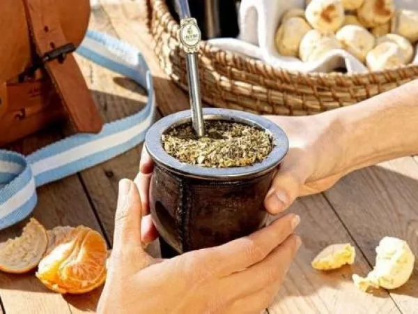 Día Internacional de la Juventud: la fuerte penetración del mate entre los jóvenes chilenos
