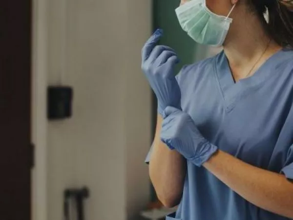 Corte mantiene destitución de enfermera que salió del país mientras cumplía licencia médica