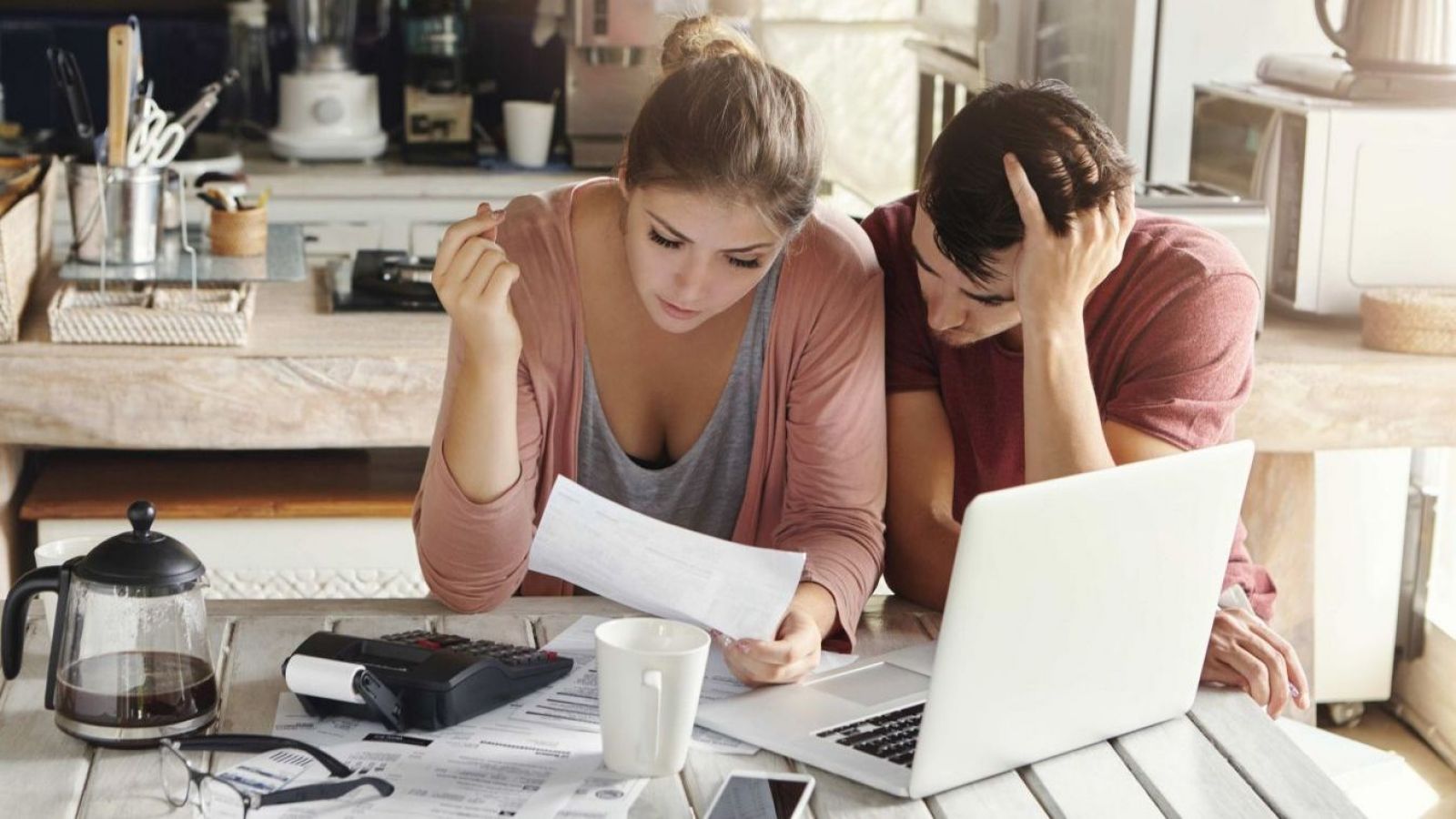 <p>Hombres llegan más a la quiebra y mujeres lideran las renegociaciones de deuda en Chile</p>

