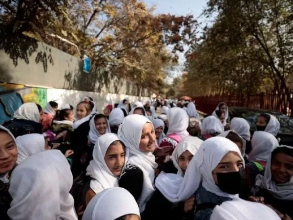 Talibanes han impedido que unas 2,4 millones de niñas afganas asistan al colegio desde 2021