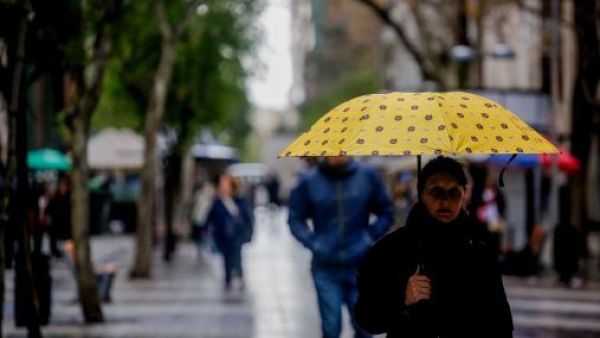 <p>Santiago se prepara para tres jornadas de lluvia y temperaturas bajo los 16°C</p>Santiago se prepara para tres jornadas de lluvia y temperaturas bajo los 16°C
