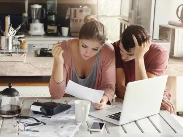 Hombres llegan más a la quiebra y mujeres lideran las renegociaciones de deuda en Chile