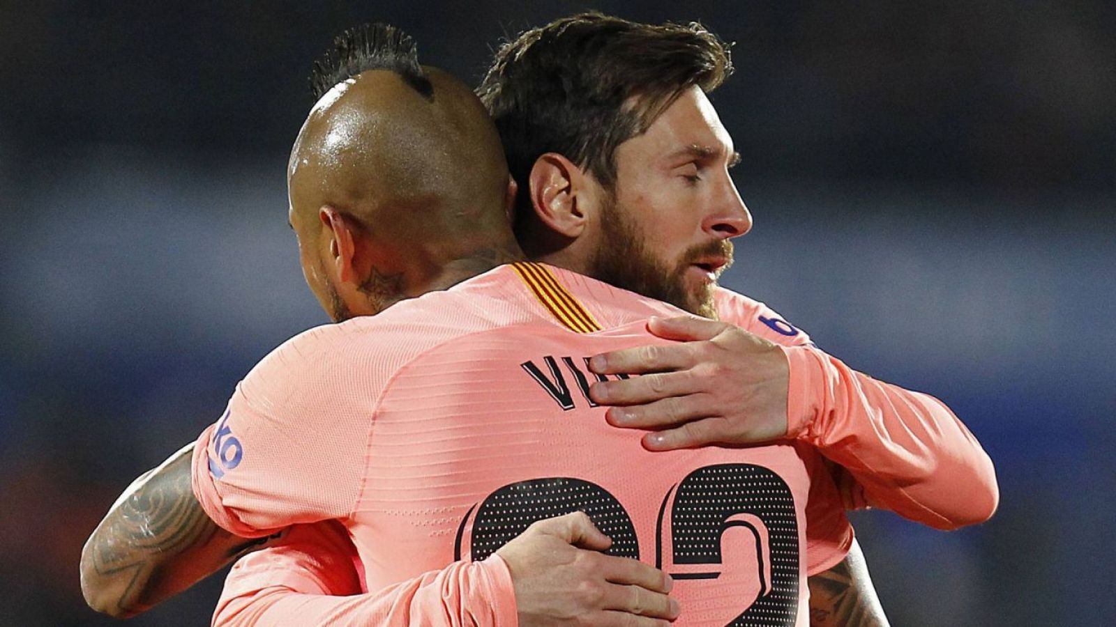 La reacción de Claudio Bravo y Arturo Vidal a desgarradora carta de Lionel Messi
