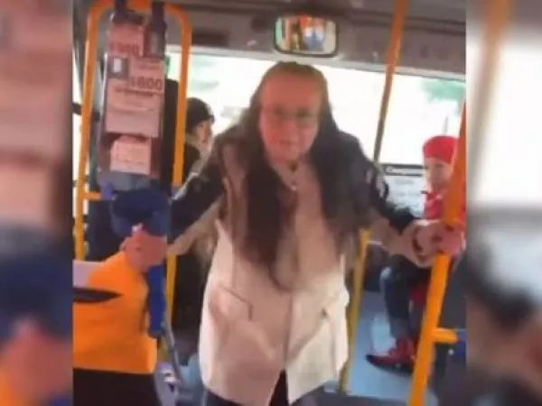 Mujer acusada de golpear a estudiante embarazada asegura que fue ella quien recibió golpes