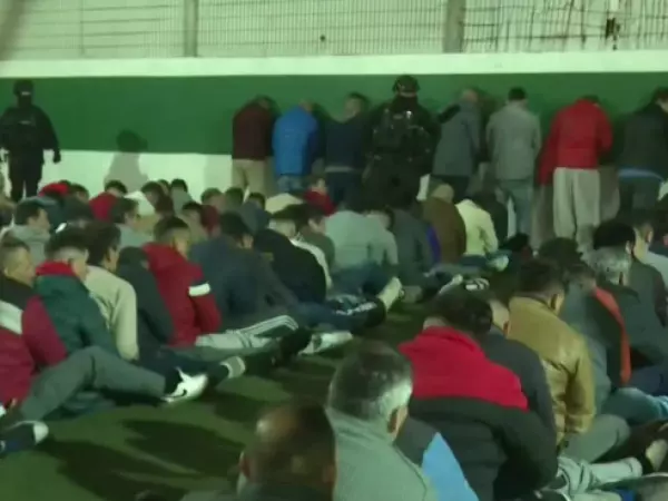 Operación Cancerbero: trasladan a decenas de reos desde Santiago 1 a cárcel de Talca