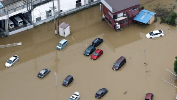 <p>Al menos seis muertos por lluvias e inundaciones en Japón</p>Al menos seis muertos por lluvias e inundaciones en Japón
