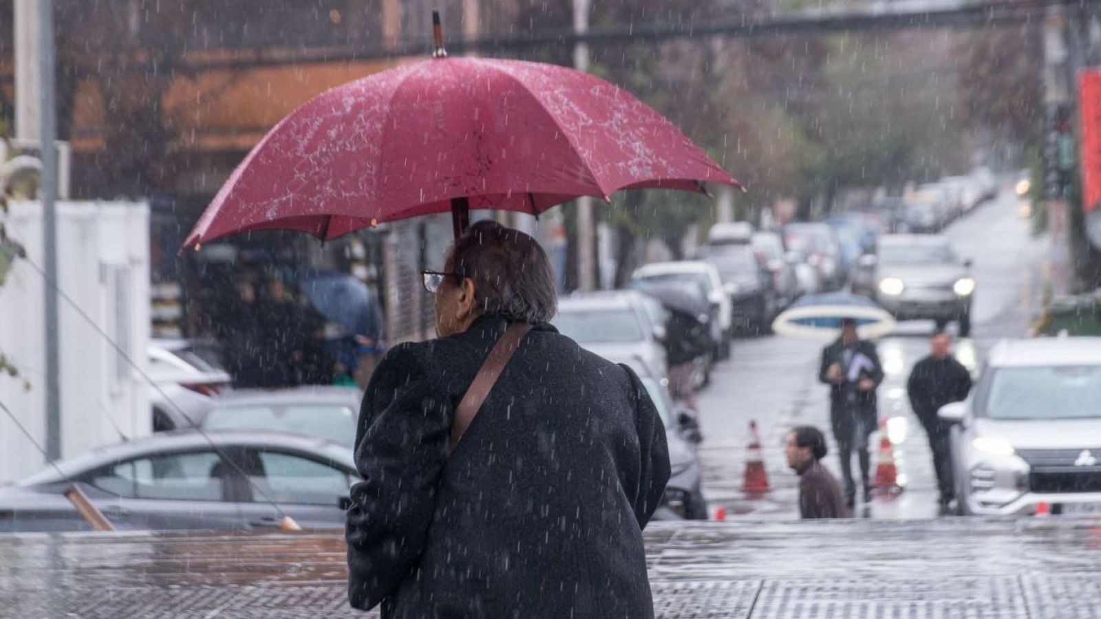 <p>Lluvias no dan tregua en Santiago: cuándo volverán las precipitaciones durante el fin de semana</p>
