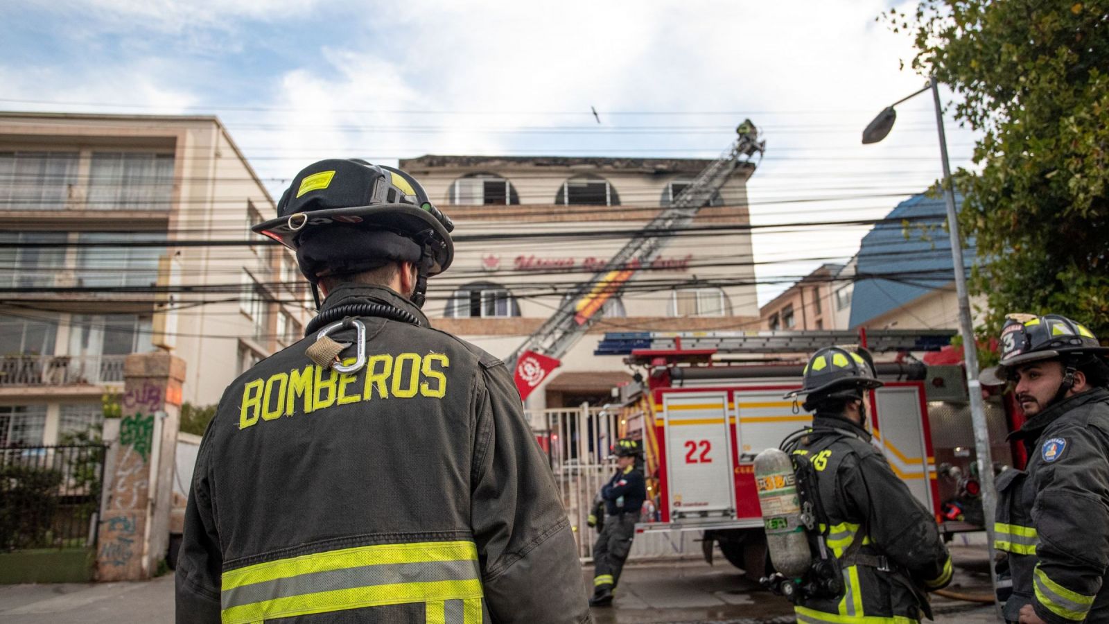Siete bomberos resultan heridos tras explosión en medio de un incendio en Viña del Mar
