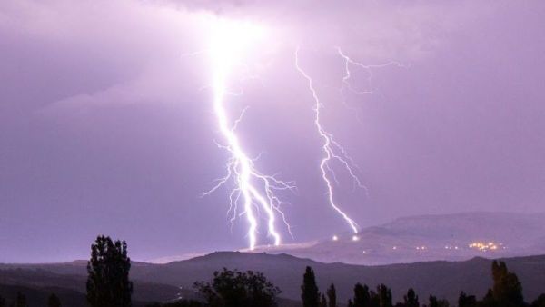 Tormentas eléctricas podrían afectar a 10 regiones de Chile entre este sábado y domingo
