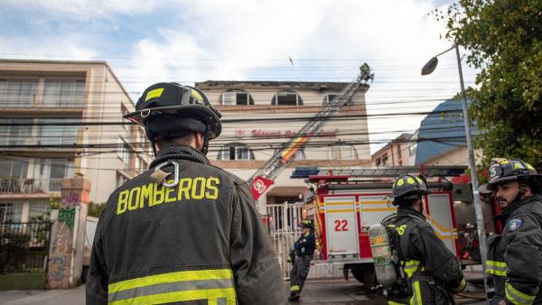 Siete bomberos resultan heridos tras explosión en medio de un incendio en Viña del Mar
