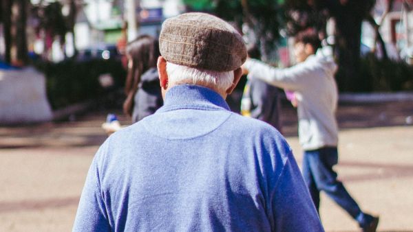 Conmoción en Gales: Hombre de 102 años murió tras presunto empujón en un pub

