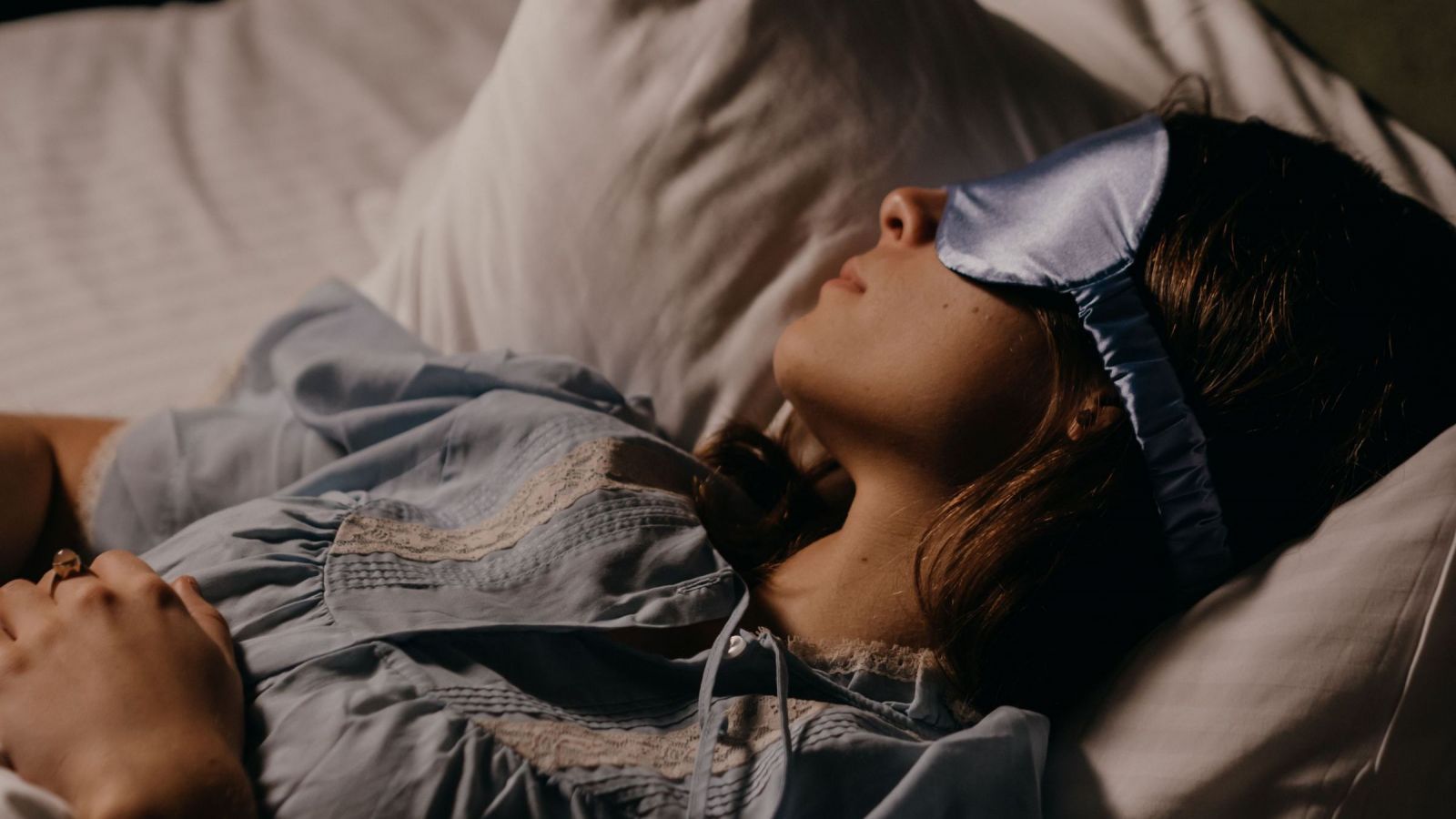 ¿Dormir desnudo ayuda a descansar mejor? La curiosa recomendación de especialista para conciliar el sueño
