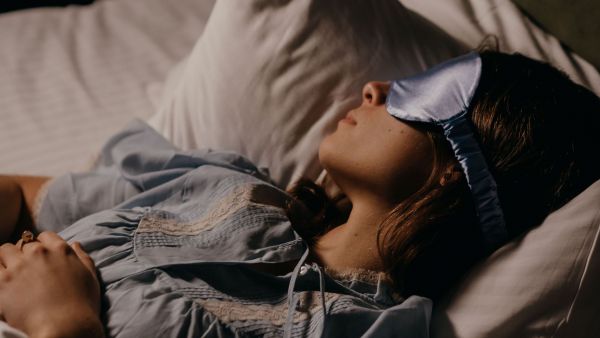 ¿Dormir desnudo ayuda a descansar mejor? La curiosa recomendación de especialista para conciliar el sueño

