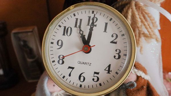 ¡A preparar los relojes! Confirman la fecha del regreso del horario de verano en Chile
