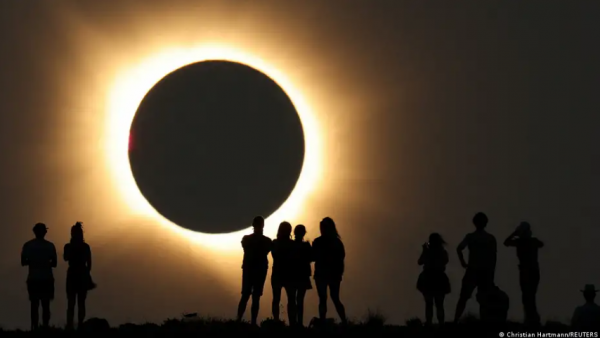 <p>Un bulo viral aseguró que la Tierra perdería la gravedad durante siete segundos el día del eclipse.</p>La Tierra perderá la gravedad: anatomía de un bulo
