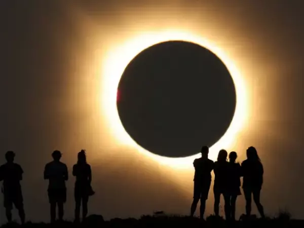 Un bulo viral aseguró que la Tierra perdería la gravedad durante siete segundos el día del eclipse.