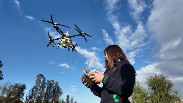 Alumnos de distintas regiones del país aprenden a utilizar drones agrícolas
