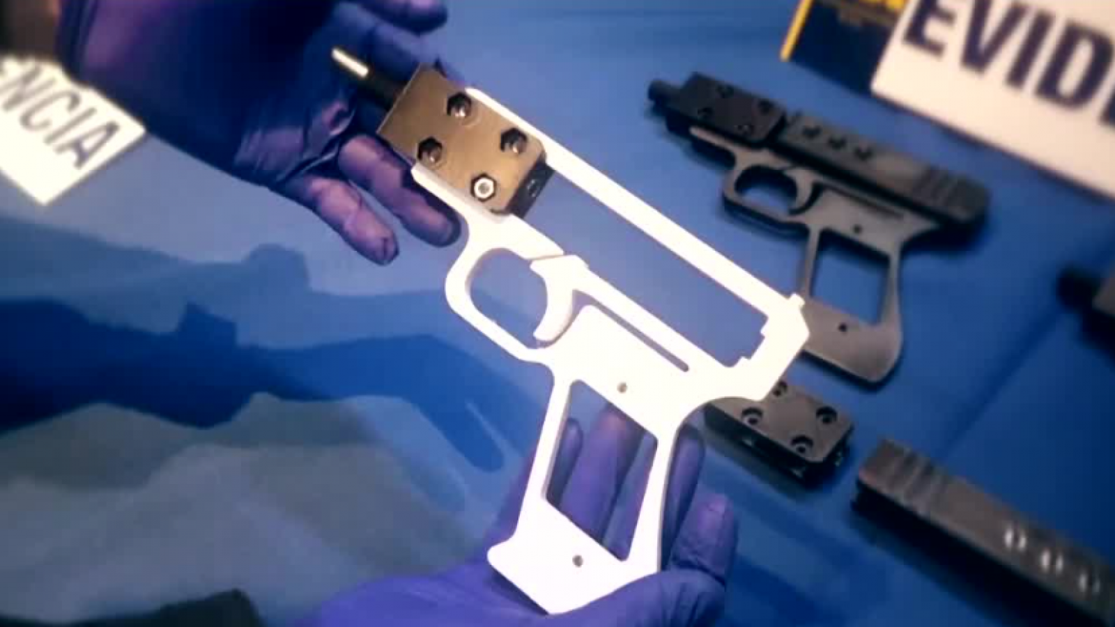 <p>Una carabinera y un militar detenidos: banda imprimía armas en 3D y luego las vendía</p>
