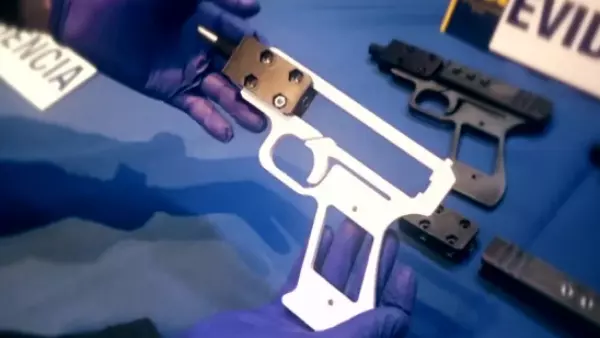 Una carabinera y un militar detenidos: banda imprimía armas en 3D y luego las vendía