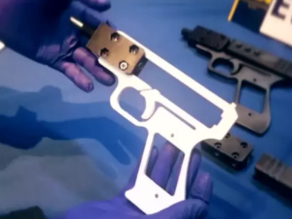 Una carabinera y un militar detenidos: banda imprimía armas en 3D y luego las vendía