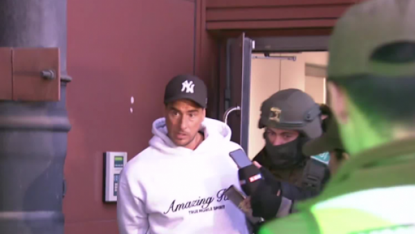 <p>Camilo Huerta es detenido en aeropuerto de Santiago por operación “Imperio de Ámsterdam”</p>Camilo Huerta es detenido en aeropuerto de Santiago por operación “Imperio de Ámsterdam”
