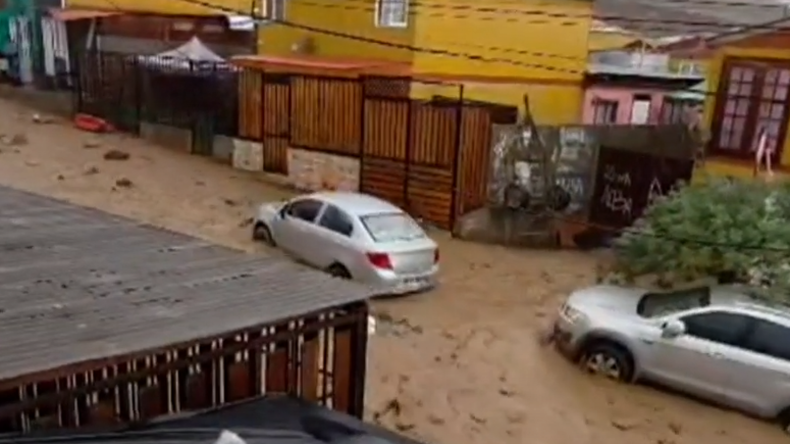 Video: Aluvión inunda calles y arrastra autos en Tocopilla

