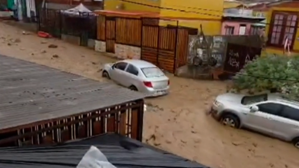 Video: Aluvión inunda calles y arrastra autos en Tocopilla
